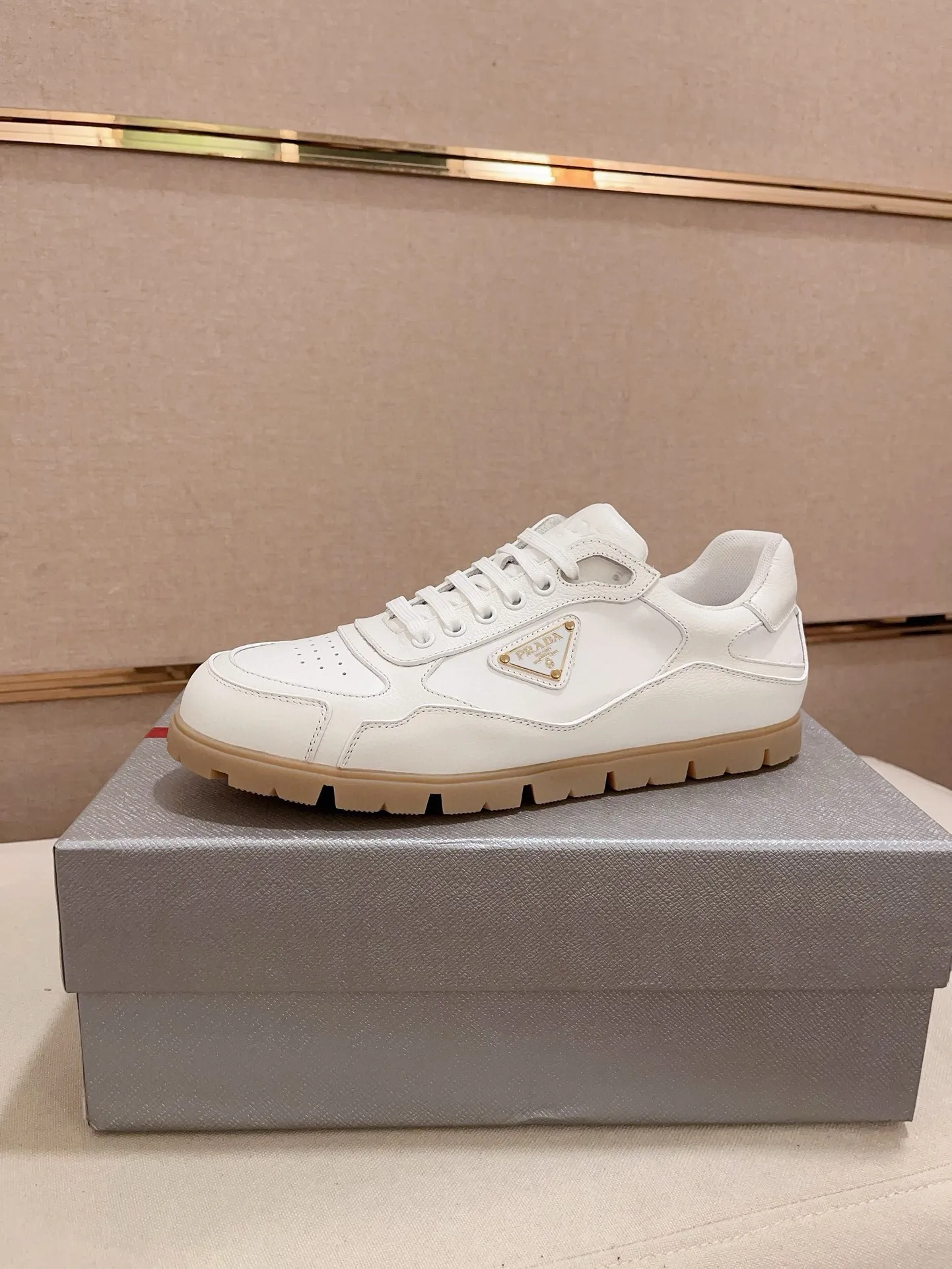 Men's shoes 💰 540💰 ✔️✔️✔️Higher version High-quality new PRADA (Prada) counters are launched at the same time. The new men's shoes and 😘 fabrics are made of high-tech glue-making technology. Lining: Full cowhide lining. 👍🏿 High-end ☄️ air-cushion molded anti-slip rubber outsole, exquisite lines, simple and elegant, comfortable and high-end for leisure travel. Code number: 38 to 44 (45 can be customized and cannot be returned or exchanged)